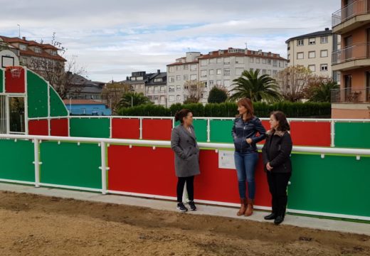 Marta Míguez comproba o estado da pista multideporte de Santa Comba tras as obras realizadas pola Xunta de Galicia e o concello